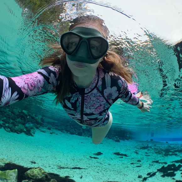 Meet your Posher, April - Picture 3 of 4